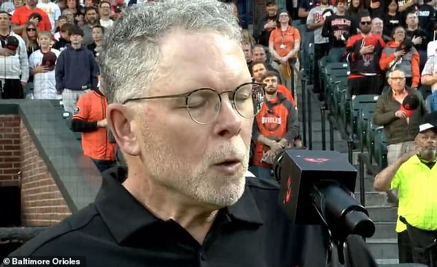 El maestro del silbido irrita a los aficionados al béisbol con un ensordecedor himno nacional antes del partido contra los Orioles de Baltimore.