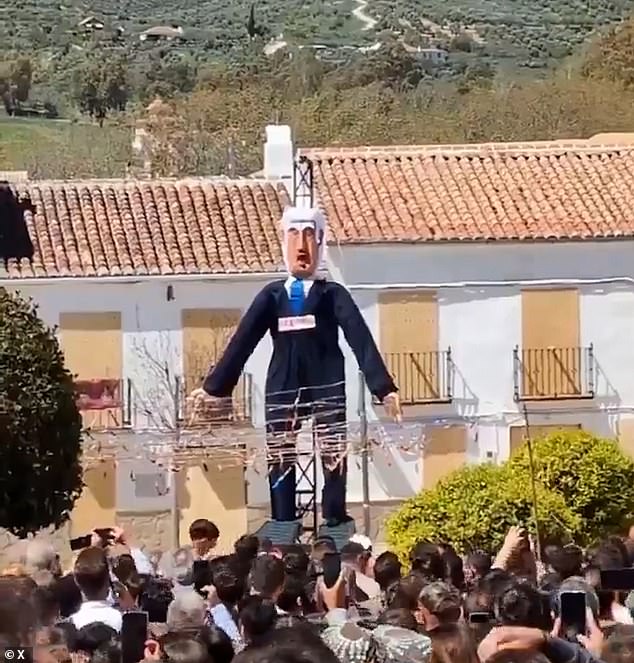 Israel acusó a España de “odio hostil” después de hacer estallar una efigie de Netanyahu de 23 pies durante el festival.