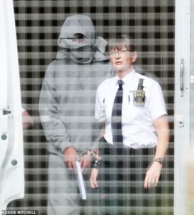 Un solicitante de asilo acusado de violar en grupo a una mujer en Brighton Beach dijo ante un tribunal que fue amenazado por agentes de policía que “llegaron a su celda en medio de la noche”.