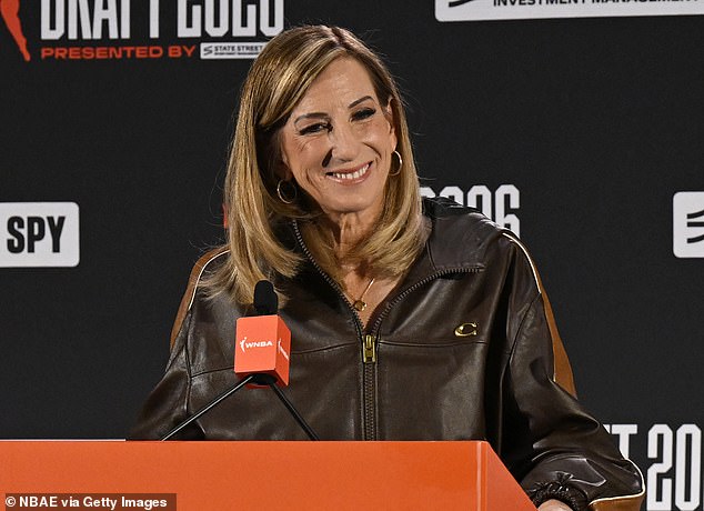 La comisionada de la WNBA, Cathy Engelbert, provoca una fuerte reacción ante las preguntas sobre su futuro: “¿Le harías esa pregunta a un hombre?”