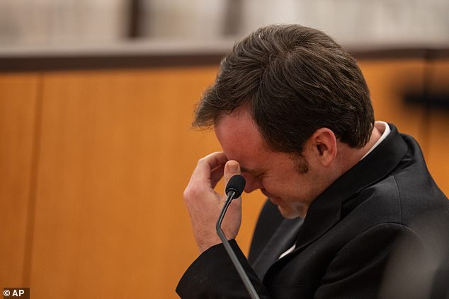 El jefe de Camp Mystic llora y admite que no sabe qué le pasó a una niña de 8 años… pero 900 niños ya se han inscrito para la reapertura