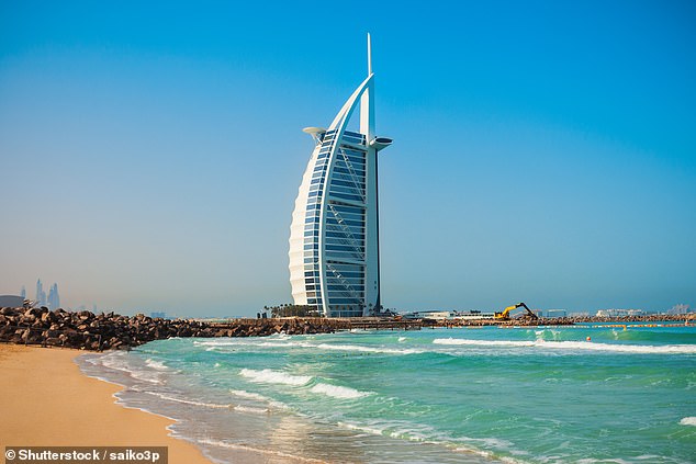El famoso hotel Jumeirah Burj Al Arab de Dubai está cerrado por renovaciones importantes mientras la guerra de Irán aleja a los turistas de los Emiratos Árabes Unidos