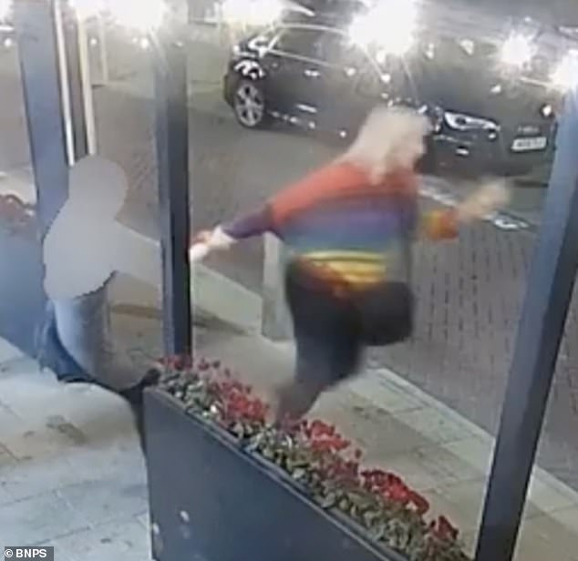 El propietario furioso dice que un activista por los derechos de los animales “liberado” las langostas del restaurante mueren inmediatamente cuando se arrojan al mar