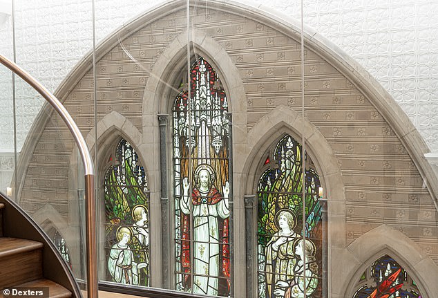 Un apartamento con una vidriera gigante en una antigua iglesia de Londres podría ser tuyo por £2,1 millones