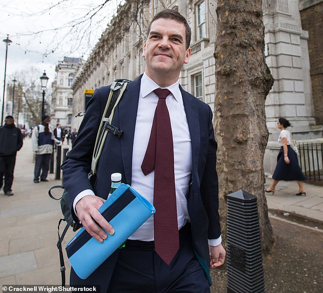 El primer ministro encuentra al hombre caído para salvar su pellejo: Mandelson critica al mandarín por el escándalo de investigación