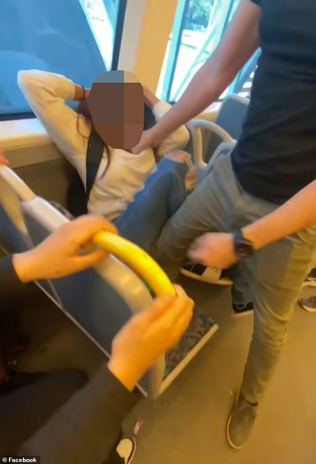 Un policía fuera de servicio ha sido acusado de uso excesivo de fuerza tras un incidente con un joven indígena en un tren