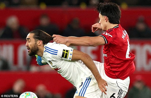 Michael Carrick critica decisiones que le están costando al Manchester United pero SE NIEGA a responder pregunta sobre Lisandro Martínez