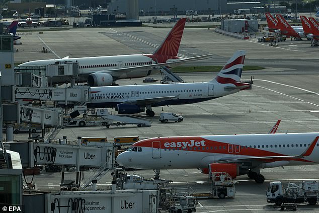 Reserve sus vuelos de verano ahora o enfrente precios vertiginosos, advierten los expertos en viajes mientras los vuelos de larga distancia aumentan £ 300 en medio de la crisis del combustible para aviones