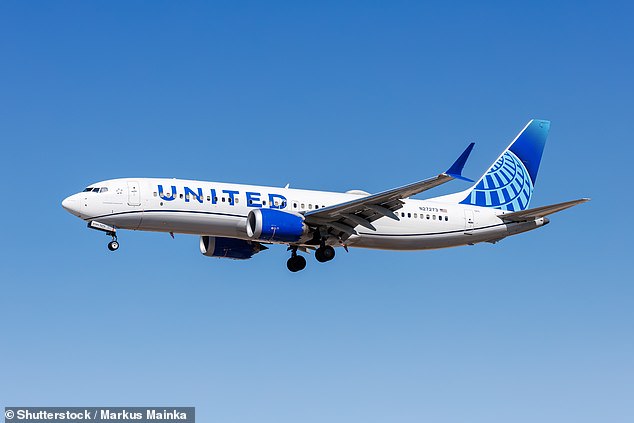 Avión de United Airlines se desvió y los pilotos escaparon de los toboganes de emergencia en medio de una ‘amenaza de bomba’ después de ‘escuchar un pitido’