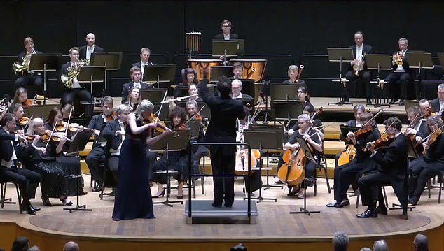 Un director de orquesta le arranca un violín valorado en un millón de libras de la mano a un músico y lo tira al suelo en mitad del concierto