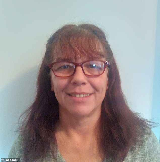 La reunión de la junta escolar se sacudió después de que una secretaria, sin saberlo, hiciera un comentario lascivo sobre otra mujer en vivo con un micrófono caliente