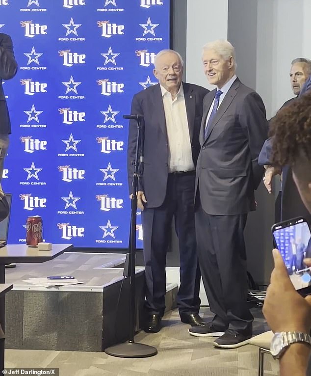 Bill Clinton sorprende a los periodistas al entrar a la conferencia de prensa de los Jerry Jones Cowboys… antes de que el dueño de Dallas, de 83 años, salga a tratar de saludarlo.