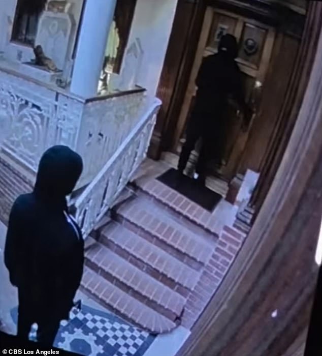 108156025-15764769-Two_men_are_seen_entering_the_Hollywood_Hills_home_of_Margaux_Mi-a-5_1777138619996.jpg