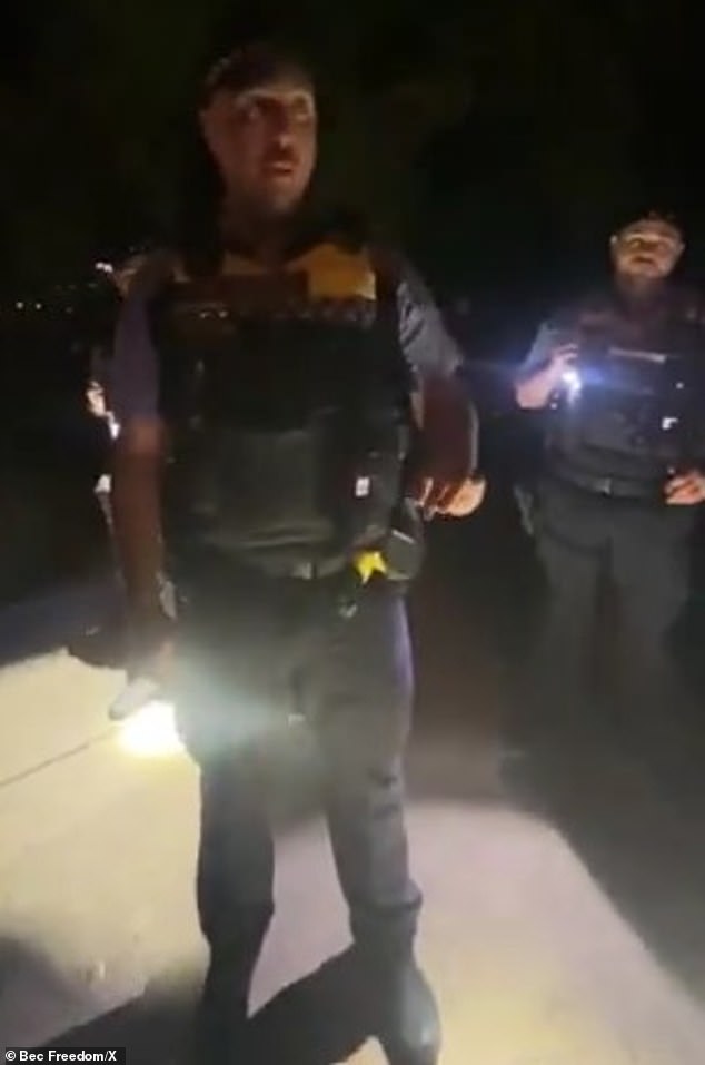 La verdad detrás de los abucheos del Día de Anzac que conmocionaron a Australia: apareció un video de manifestantes expulsados de un servicio religioso temprano en la mañana