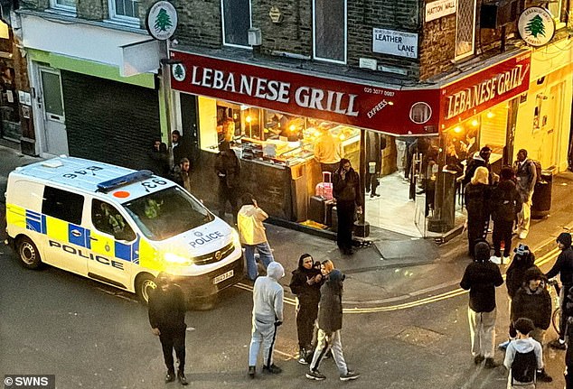 108169639-15768097-A_police_van_is_pictured_as_dozens_of_diners_gather_outside_Leba-a-13_1777281807993.jpg
