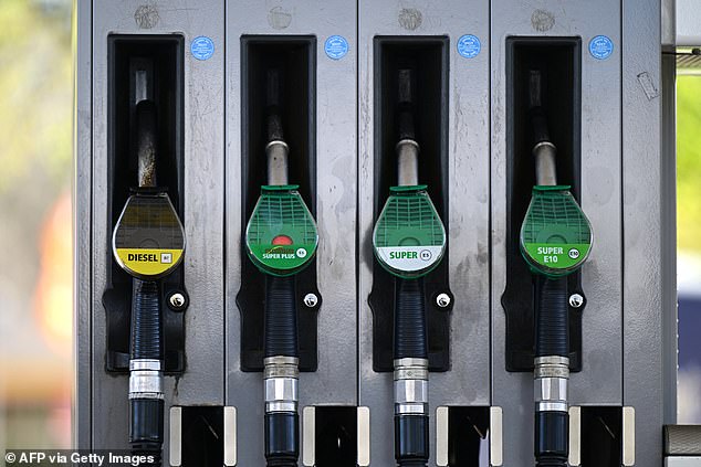 Los laboristas se enfrentan a nuevos llamamientos para eliminar el impuesto sobre el combustible de Año Nuevo después de que un estudio muestre que la guerra de Irán ha costado a los conductores 5.000 millones de libras adicionales en los surtidores, a días de obtener una ganancia inesperada de 1.000 millones de libras en IVA con la Canciller Rachel Reeves disparándose.