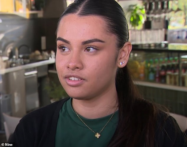 Una camarera de Melbourne habló después de que un extraño le rompiera un plato en la cara durante unas vacaciones laborales.