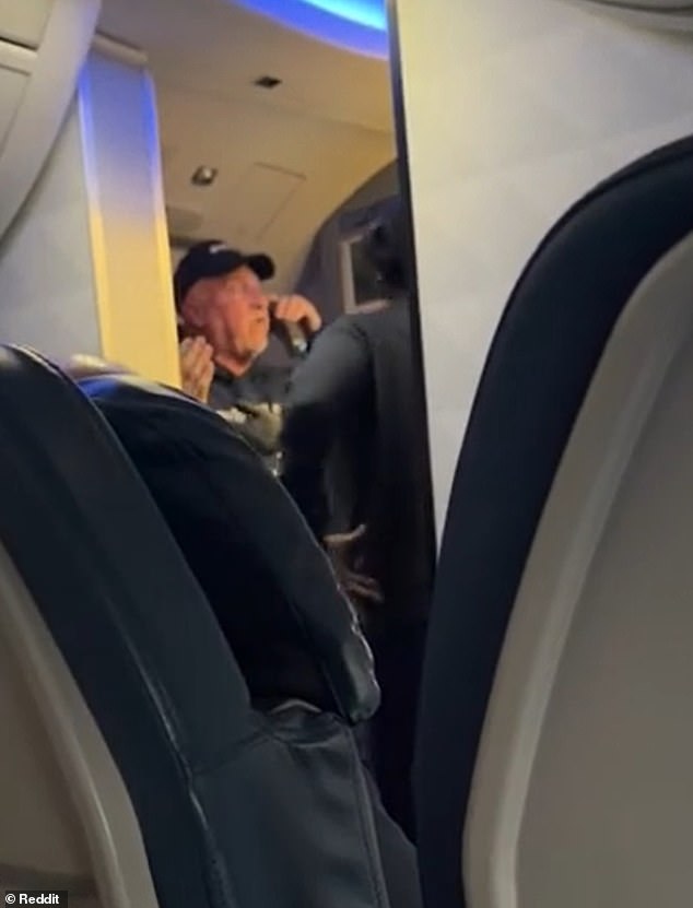 Momento salvaje: un pasajero enojado intenta abrir la puerta de salida de emergencia en un vuelo retrasado de Delta en medio del caos de la tormenta