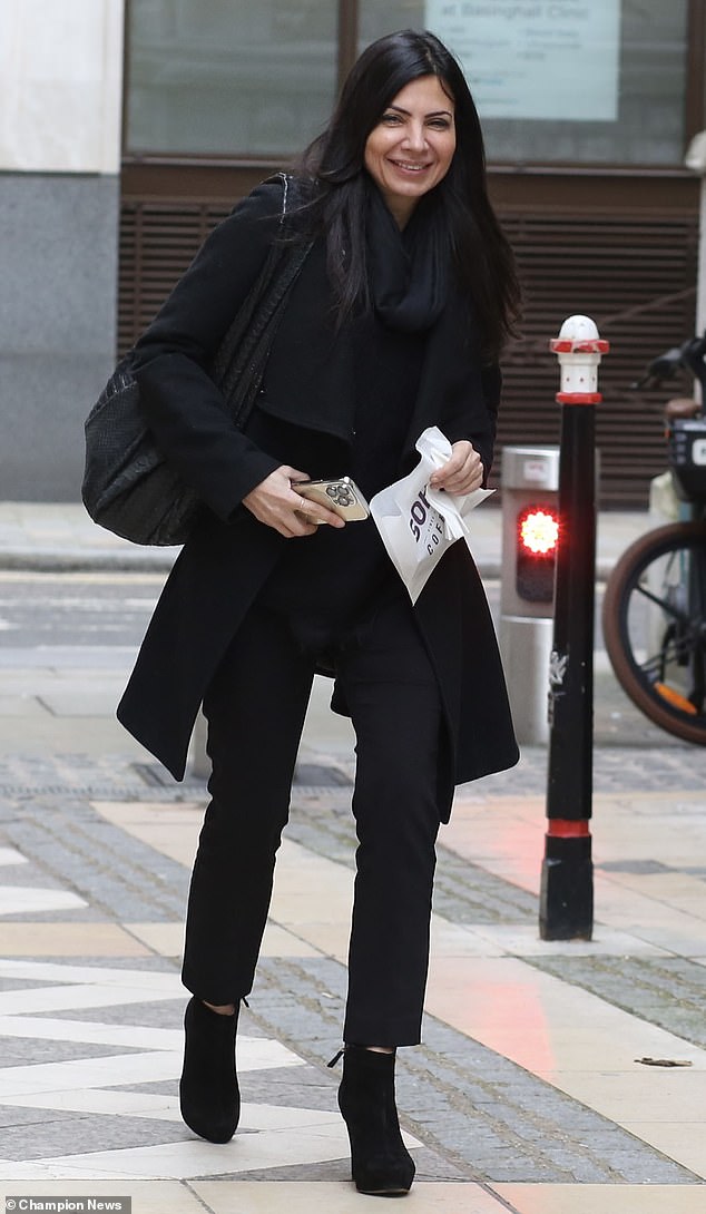 Una ex banquera de Goldman Sachs se quedó con un billete de £ 200.000 después de que el techo de su vecino se derrumbara debido a una fuga en la ducha en su apartamento de £ 1,6 millones en Knightsbridge.