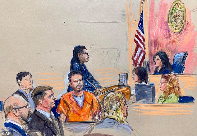 El pistolero de WHCD con cara de piedra, Cole Thomas Allen, saluda de manera extraña al juez en la corte por revelar nuevos y horribles detalles sobre el ‘complot de asesinato’ de Trump