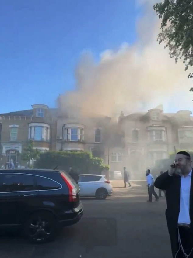 Decenas de bomberos combaten un incendio cerca de una sinagoga en el norte de Londres