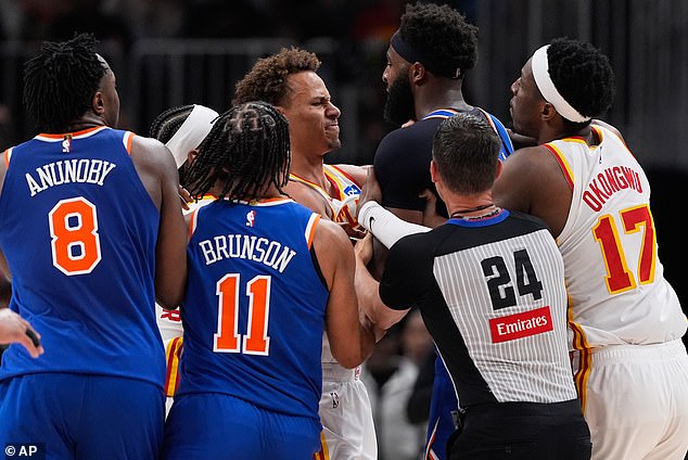 Una pelea salvaje estalla durante un partido de playoffs entre Knicks y Hawks, con árbitros y entrenadores tirados al suelo en escenas caóticas.