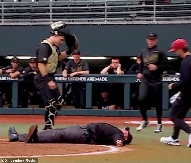 Momento aterrador: un árbitro de béisbol universitario cae al suelo después de ser golpeado en la cara por una bola de foul