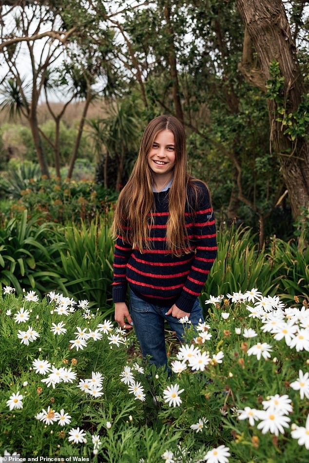 La princesa Charlotte celebra su cumpleaños número 11 con una sonrisa despreocupada en un nuevo y adorable retrato en un campo lleno de margaritas: mírala a través de los años
