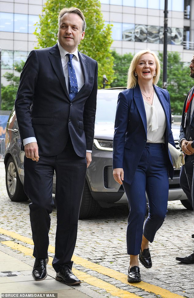 108344177-15787077-Former_prime_minister_Liz_Truss_and_her_husband_Hugh_O_Leary_who-a-1_1777840264201.jpg