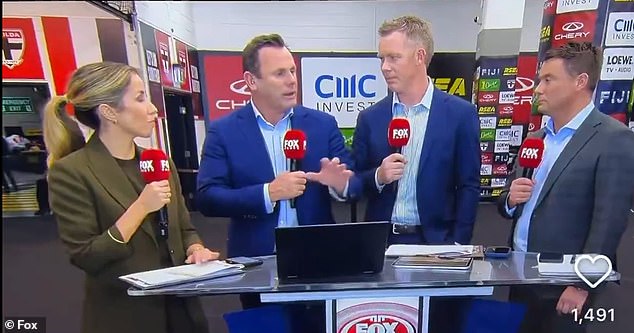 Mira el momento en que la leyenda del fútbol David King deja a los comentaristas impactados con un error MUY sexualmente sugerente en la televisión en vivo.