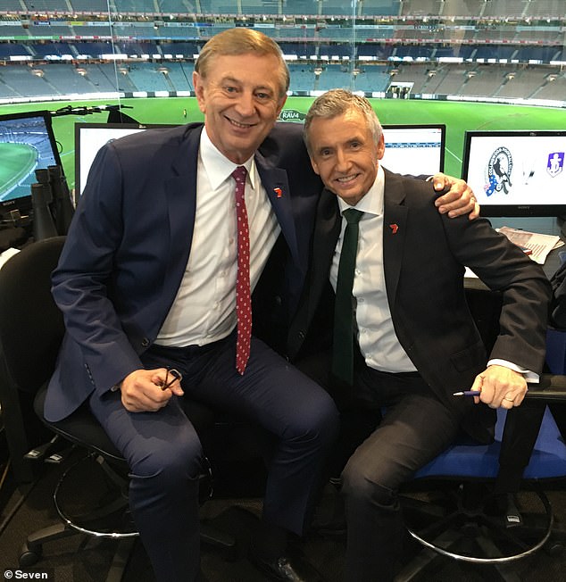 De un ícono deportivo a otro: Bruce McAvaney rinde homenaje a la ‘voz de la AFL’ Dennis Cometti en un conmovedor monumento conmemorativo en el estadio