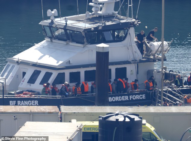 SUE REID: El momento en que el migrante número 200.000 del Canal de la Mancha de Gran Bretaña aterrizó en Dover después de ser “sacado de un bote de goma”