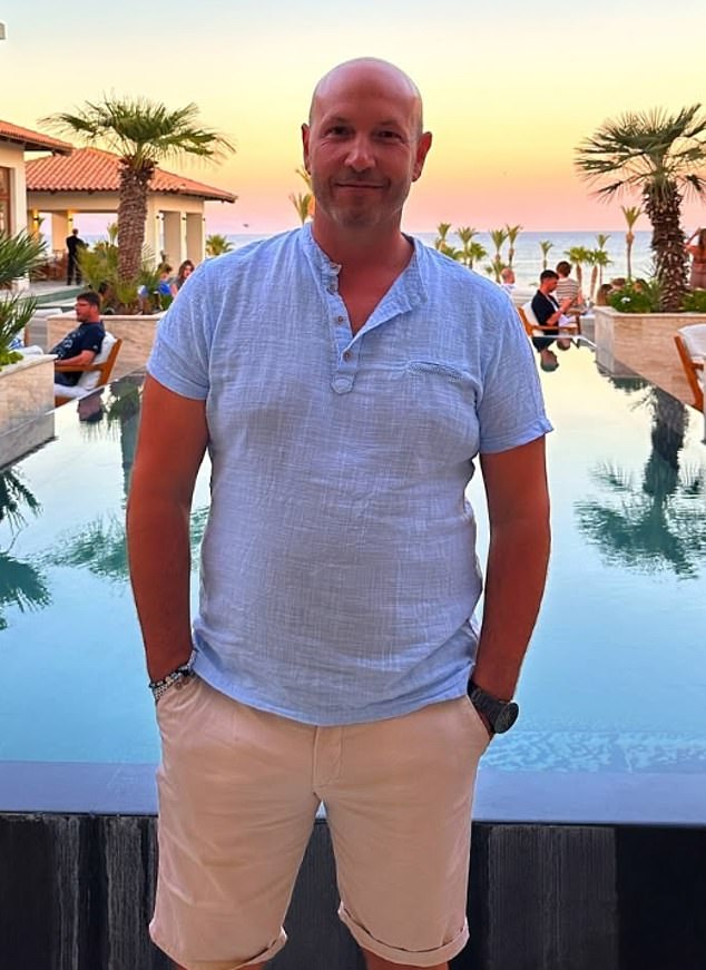 ¡Son hombres! Un turista alemán gana… con “egoístas agarradores de toallas y ladrones de tumbonas” en su hotel de cinco estrellas griego
