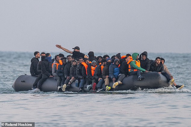 El número de inmigrantes en embarcaciones que llegan al Reino Unido después de cruzar el Canal de la Mancha desde 2018 ha alcanzado los 200.000, según han confirmado cifras oficiales.