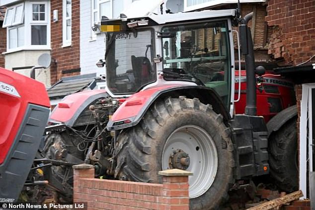 Una banda enmascarada destruye una casa con un tractor robado y evacua a los vecinos antes de huir en un coche de fuga