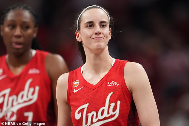 Caitlin Clark provoca furia después de interactuar con un cantante controvertido horas después de la derrota al comienzo de la temporada