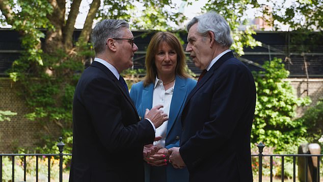 El despistado Stormer promete seguir siendo primer ministro por otros ocho años a pesar de que el Partido Laborista se desmoronó: el discurso pro-UE ante parlamentarios enojados caerá “como un resfriado” en el Muro Rojo mañana