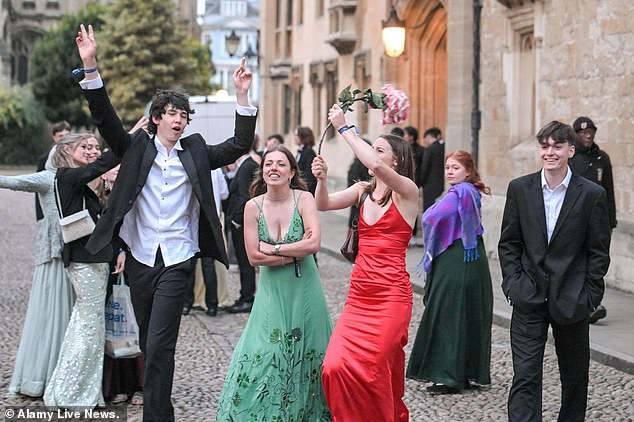 Los estudiantes que se dirigen a los May Balls de la Universidad de Oxford, con un precio de £ 200 por entrada, disfrutan de una noche de fiesta
