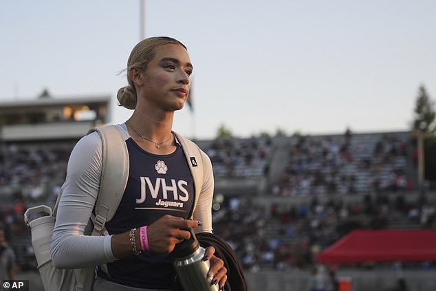 Las devastadas estrellas del atletismo femenino hablan sobre el tercer año consecutivo compitiendo contra oponentes transgénero mientras Gavin Newsom enfrenta una creciente reacción por la crisis del Título IX