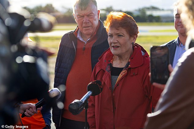 Pauline Hanson declara a los inmigrantes de su lado mientras los deslizamientos de tierra de One Nation golpean a Farrer