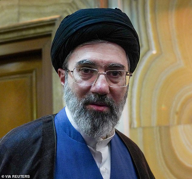 Irán afirma que el nuevo Líder Supremo Jamenei se recuperó completamente del ‘rasguño detrás de la oreja’ mientras el país responde a la oferta de conversaciones de paz de Estados Unidos.
