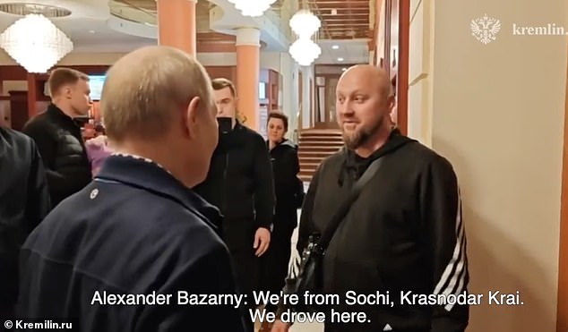 El paranoico Putin entabla conversación con un ‘turista’ porque está demasiado ansioso por conocer a verdaderos extraños