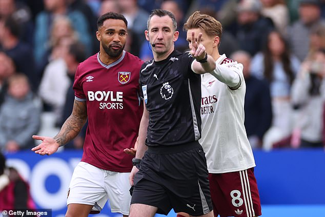 Mientras el árbitro decide sobre el VAR tras la controvertida decisión de descartar el empate del West Ham en el tiempo de descuento contra el Arsenal, se publica el audio completo del incidente más dramático de la temporada.