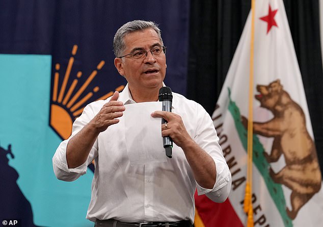 El gobernador de California despedido por la izquierda por comentarios “intimidantes” a una periodista mantiene la esperanza