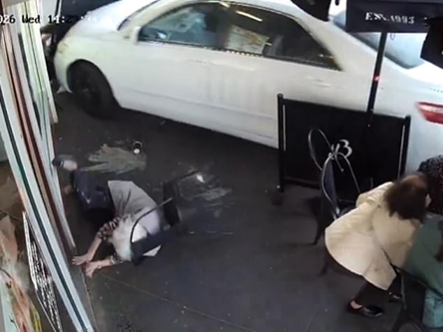 El aterrador momento en que un automóvil atropelló a comensales que disfrutaban de una comida en un concurrido café en la acera de Melbourne