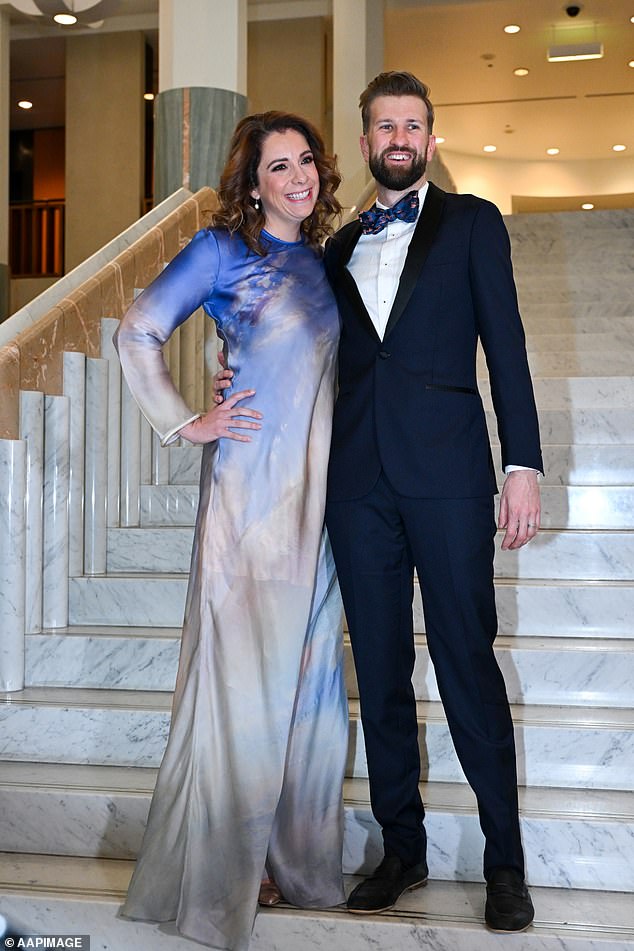 Cómo el marido de la política laborista Anika Wells, la ‘reina de los viajes’, pagó sus impuestos para volar a Canberra, a pesar de su enorme salario como cabildero del gigante bancario