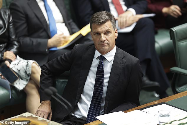 Los liberales presionan por la prohibición de la asistencia social a los inmigrantes y revelan un plan para evitar que los trabajadores pierdan impuestos más altos