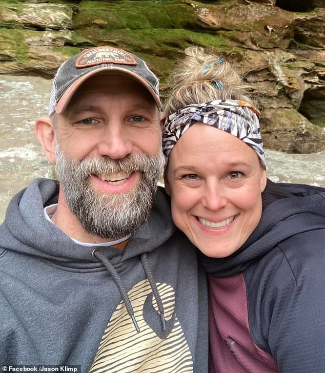 Una pareja de Michigan abusó de sus hijos adoptados y los encerró en camisas de fuerza y jaulas para perros