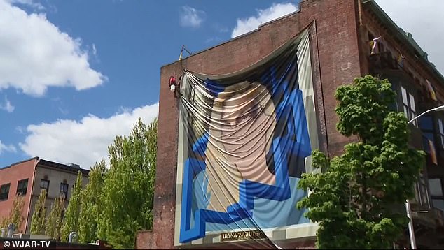 Mural en honor a un refugiado ucraniano asesinado fue retirado después de que el alcalde de Rhode Island liderara un esfuerzo para eliminarlo