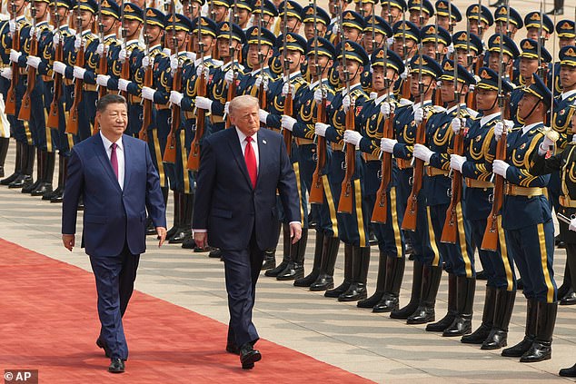 Guardias al paso de ganso saludan al presidente en Beijing, mientras Trump recibe una espléndida bienvenida de Estado por parte de Xi de China.